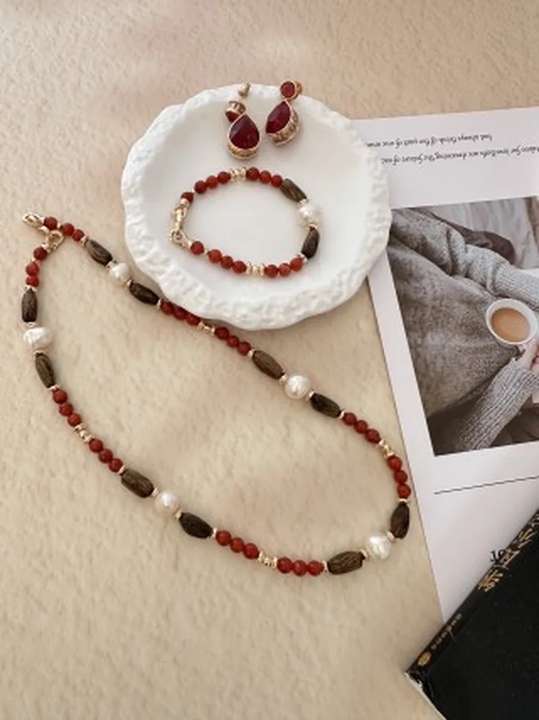 Nanhong agate, Hainan qinan agarwood and pearl necklace, bracelet and earrings