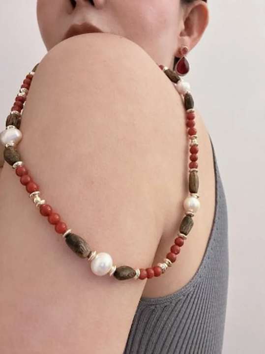 Close styling of the Nanhong agate and agarwood necklace