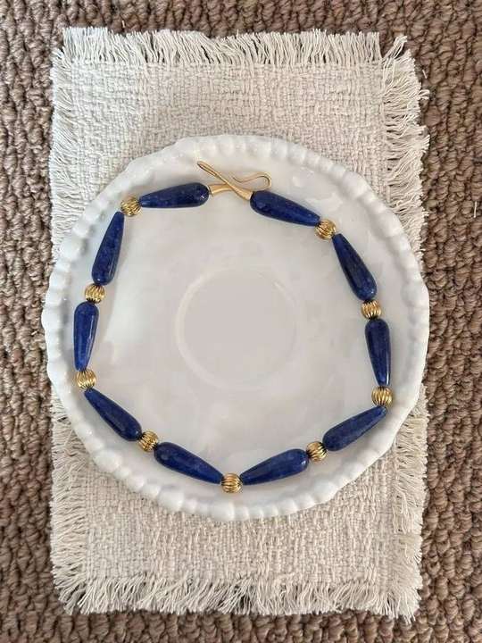 Lapis lazuli teardrop choker arranged on a ceramic tray