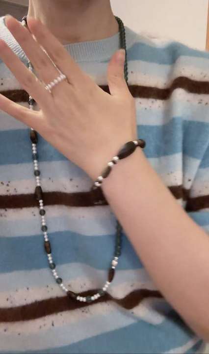 Qinan agarwood bracelet worn on the wrist with pearl ring