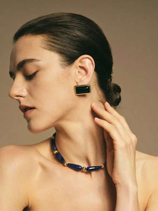 Lapis lazuli choker and black agate earrings in profile
