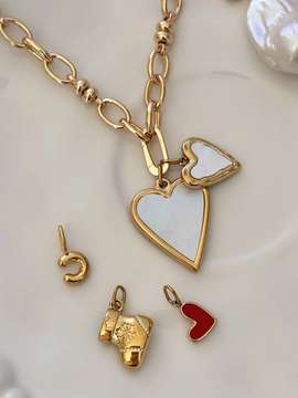 Complimentary surprise pendants in mother-of-pearl, initial and holiday motifs