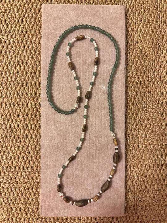 Full-length blue-water jade, qinan agarwood and pearl sweater necklace laid in an S-curve