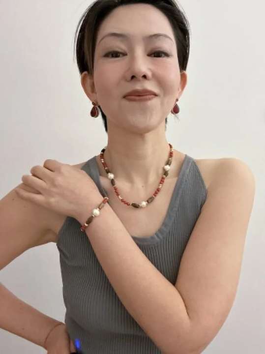 Nanhong agate, qinan agarwood and pearl set worn together
